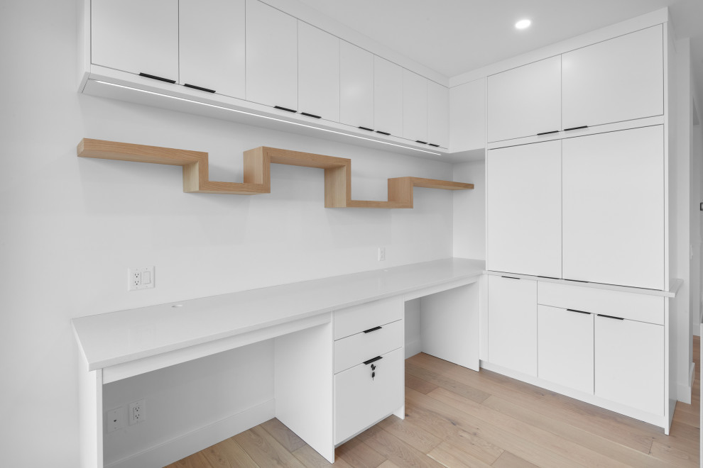 Idee per una stanza da lavoro minimalista con pareti bianche, parquet chiaro e pavimento beige