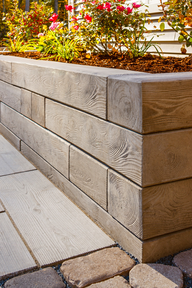 Design ideas for a mid-sized rustic front yard retaining wall landscape.