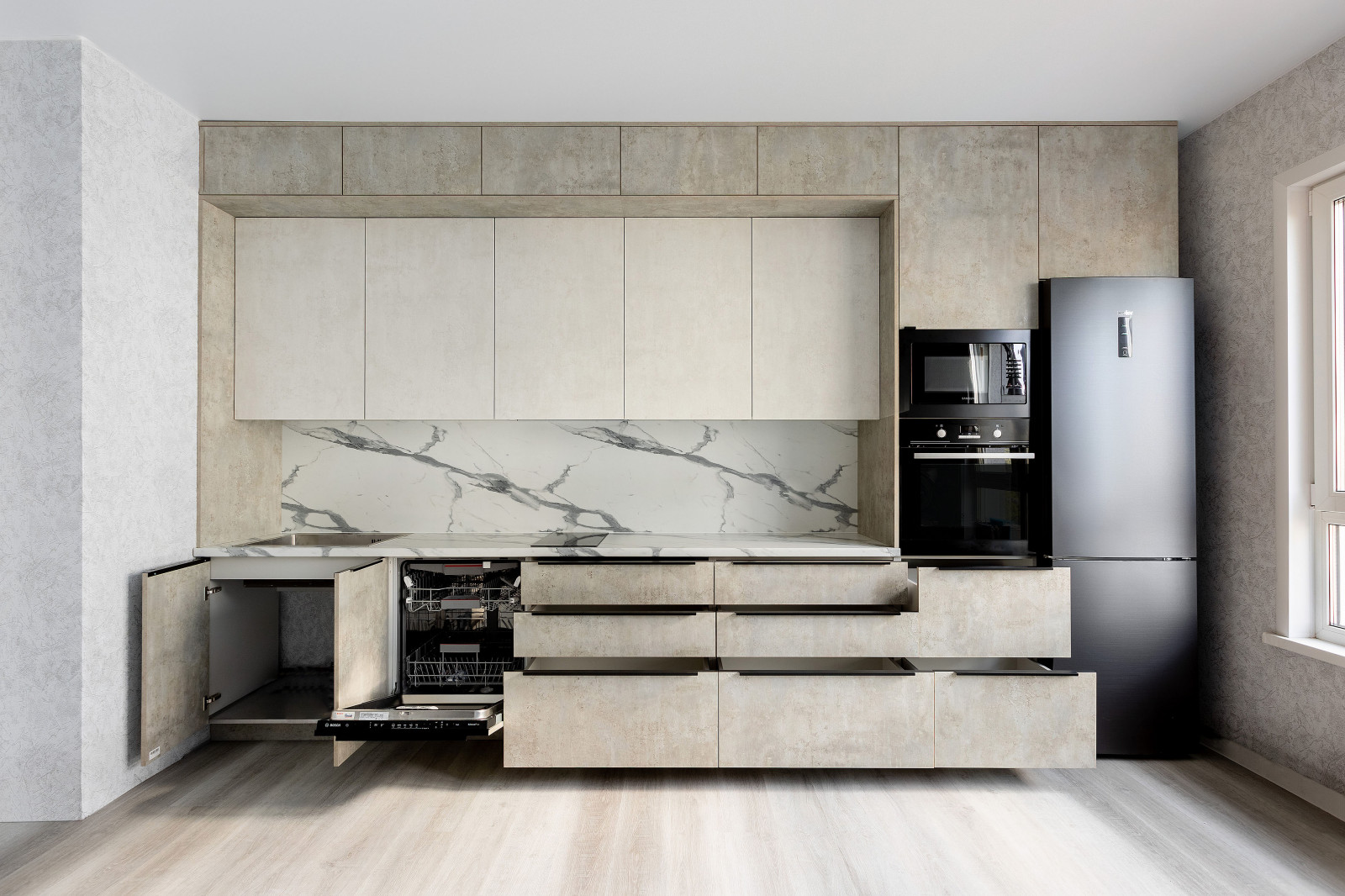 Широкая светлая кухня в современном лофт стиле с фасадами под камень