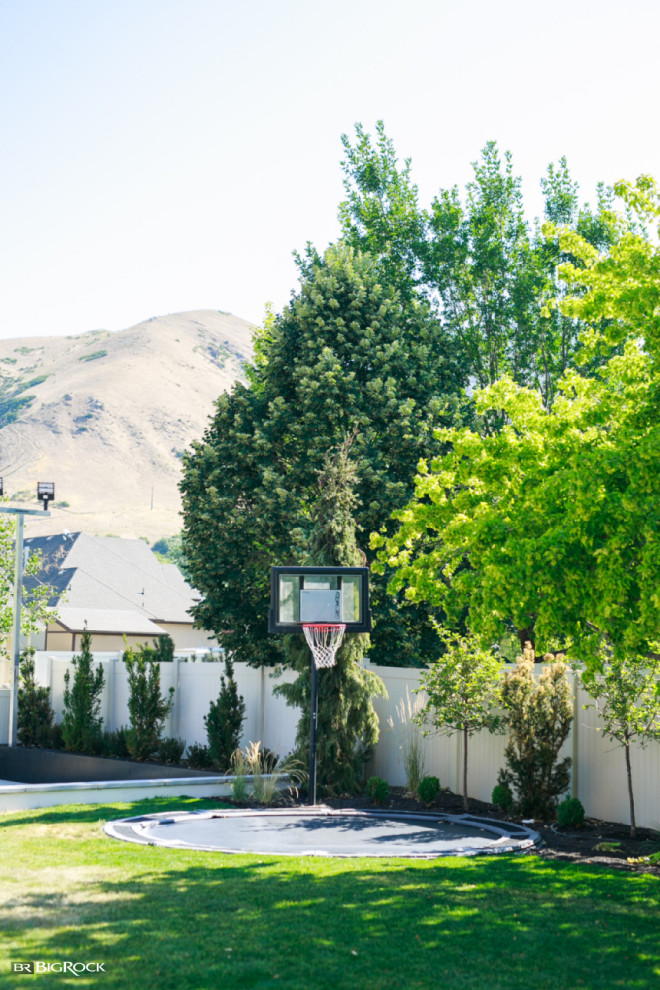 Classic back garden in Salt Lake City with mulch and an upvc fence.