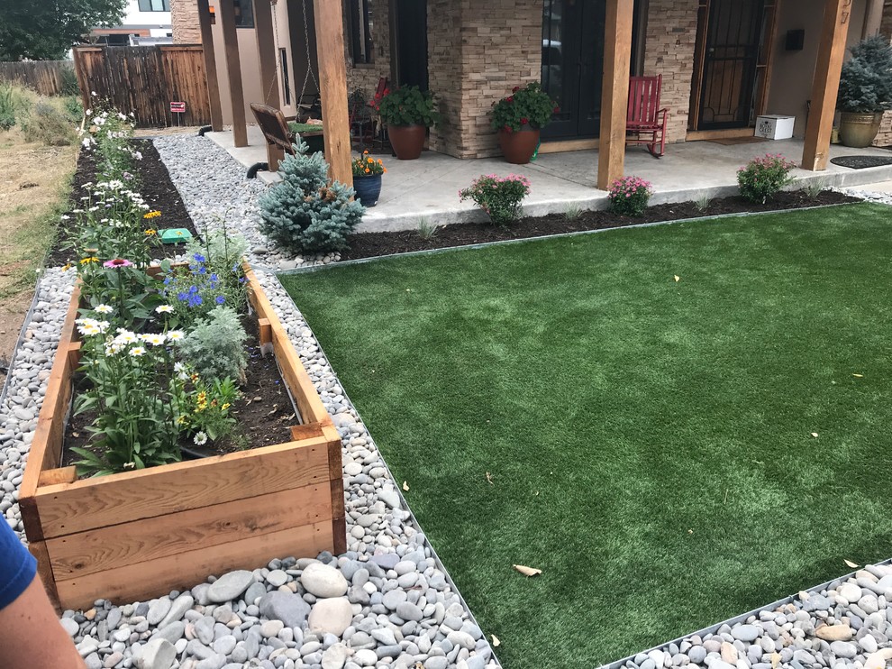 Photo of a transitional landscaping in Denver.