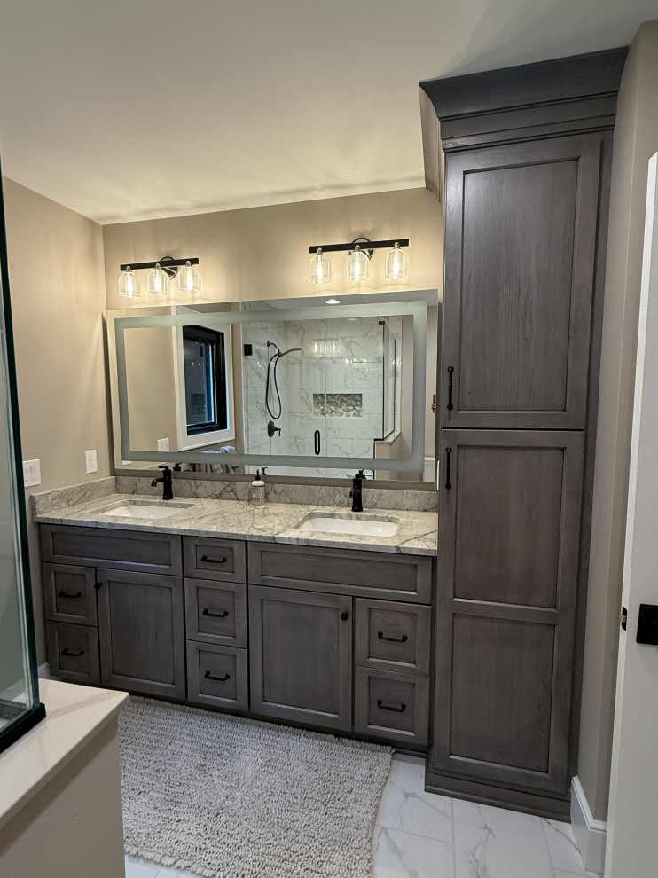 Luxurious Full Bath with Standing Shower