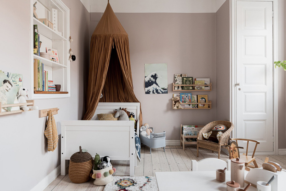Modelo de dormitorio infantil de 1 a 3 años escandinavo con paredes rosas, suelo de madera clara y suelo beige