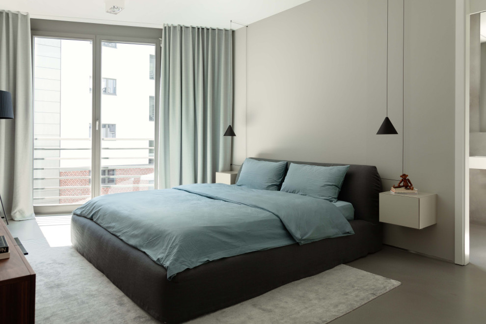 Geräumiges Modernes Hauptschlafzimmer ohne Kamin mit grauer Wandfarbe, Betonboden, grauem Boden, eingelassener Decke und Tapetenwänden in Berlin
