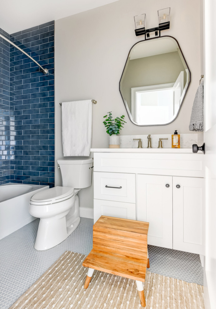 Idéer för mellanstora lantliga vitt en-suite badrum, med skåp i shakerstil, vita skåp, ett hörnbadkar, en dusch/badkar-kombination, en toalettstol med hel cisternkåpa, vita väggar, klinkergolv i keramik, ett undermonterad handfat, bänkskiva i kvarts och med dusch som är öppen