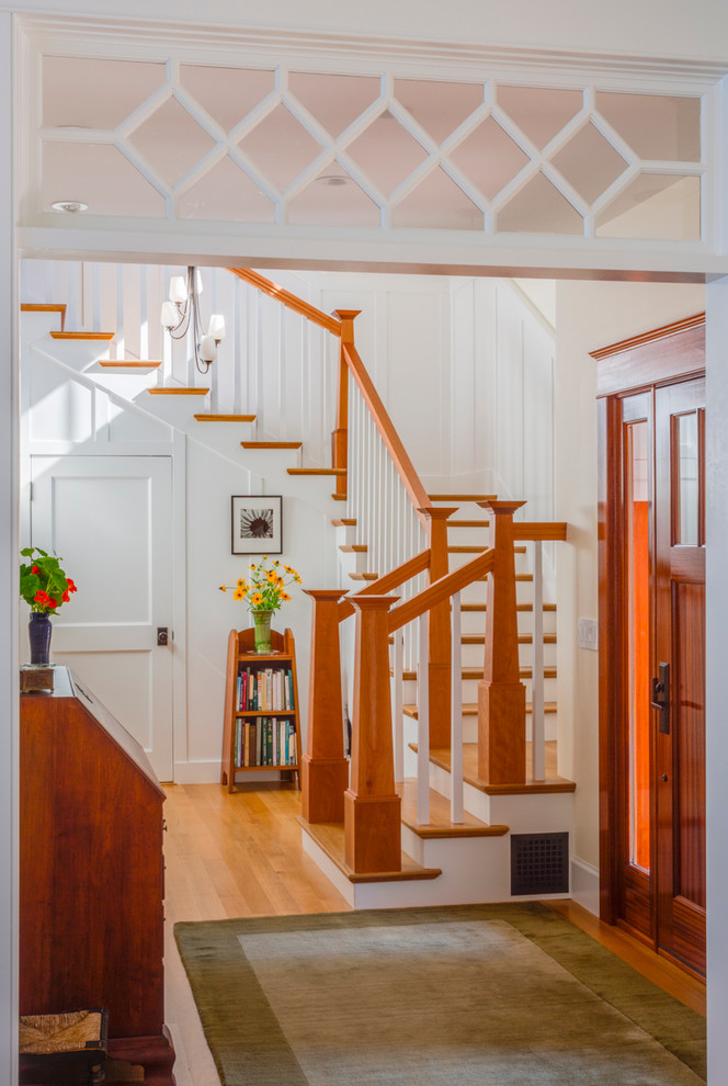 Design ideas for a traditional entryway in Portland Maine.