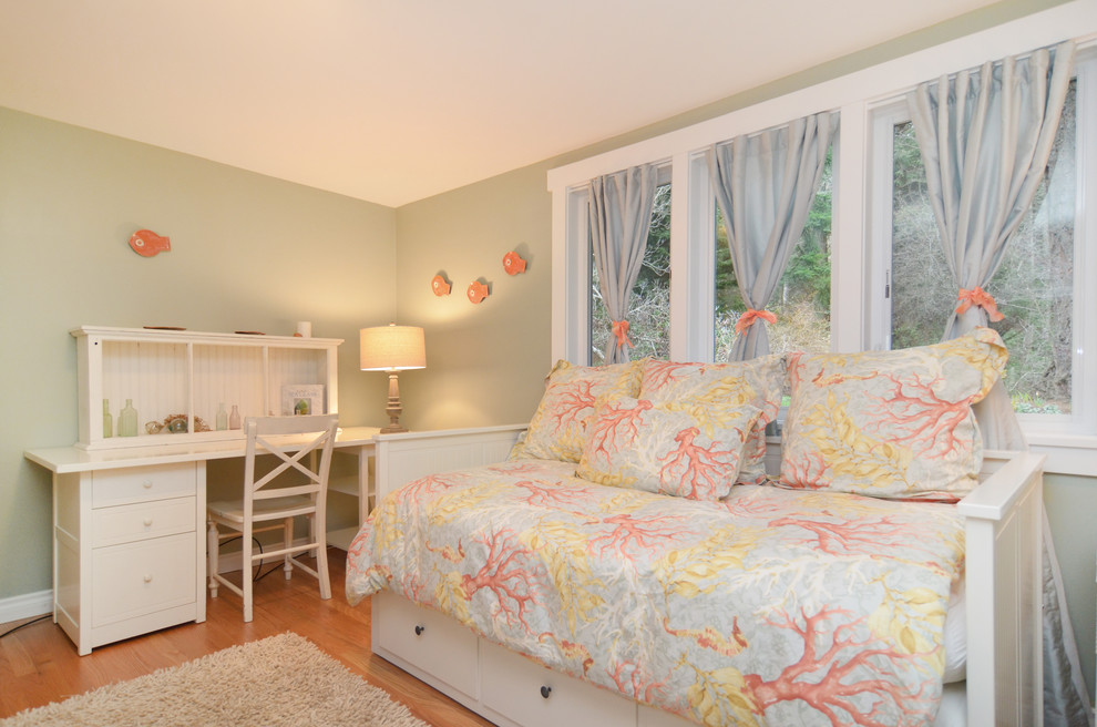 Inspiration for a mid-sized beach style guest bedroom in Seattle with light hardwood floors.