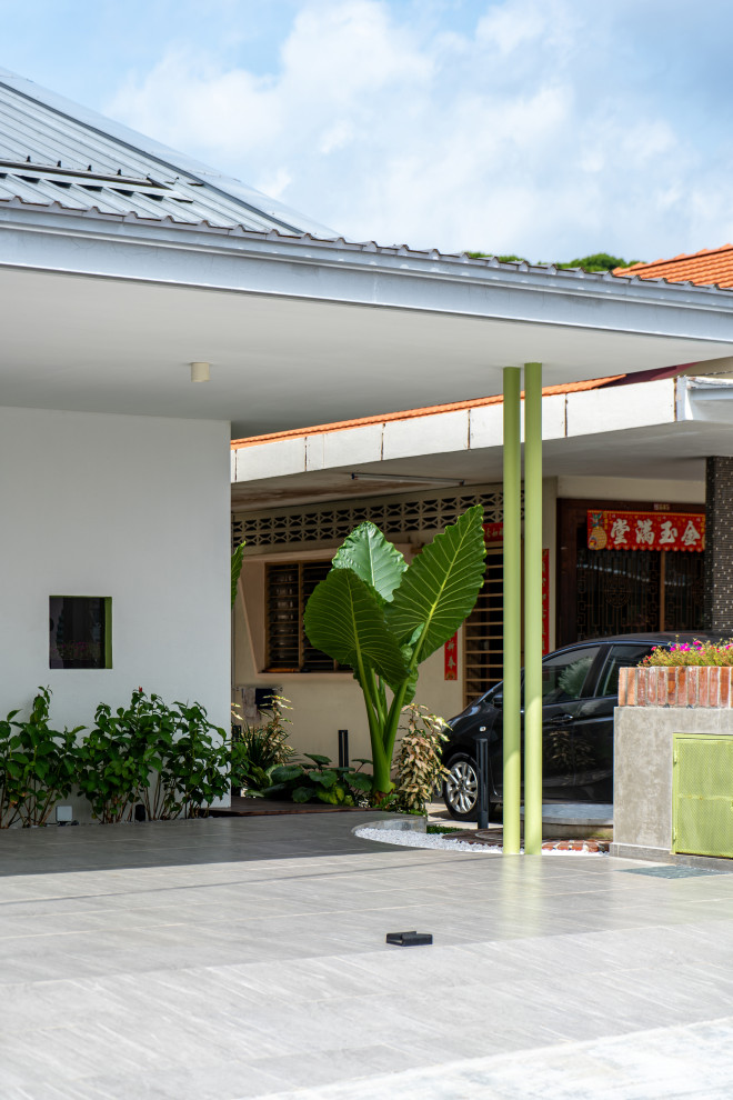 Foto de fachada de casa blanca y gris de estilo zen de tamaño medio de dos plantas con ladrillo pintado, tejado a dos aguas y tejado de metal