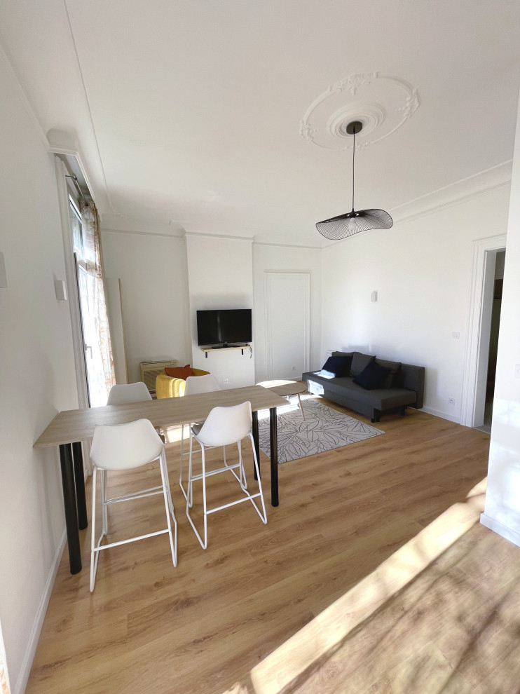 Exemple d'un salon blanc et bois tendance de taille moyenne, ouvert et haussmannien avec un mur blanc, sol en stratifié, un sol marron et un plafond en lambris de bois.