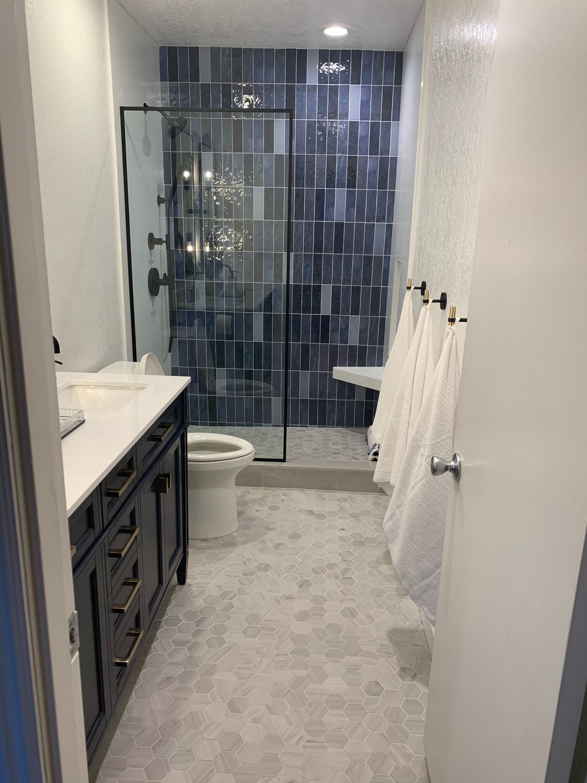Example of a trendy bathroom design in Los Angeles