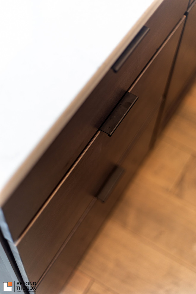 Kitchen - transitional kitchen idea with an island