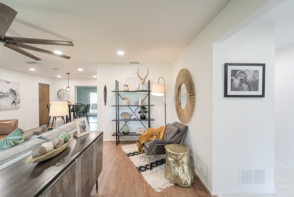 Mountain style home design photo in Tampa