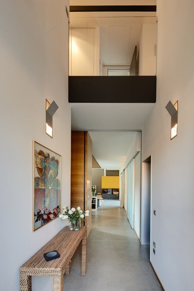 This is an example of a contemporary hallway in Bologna.