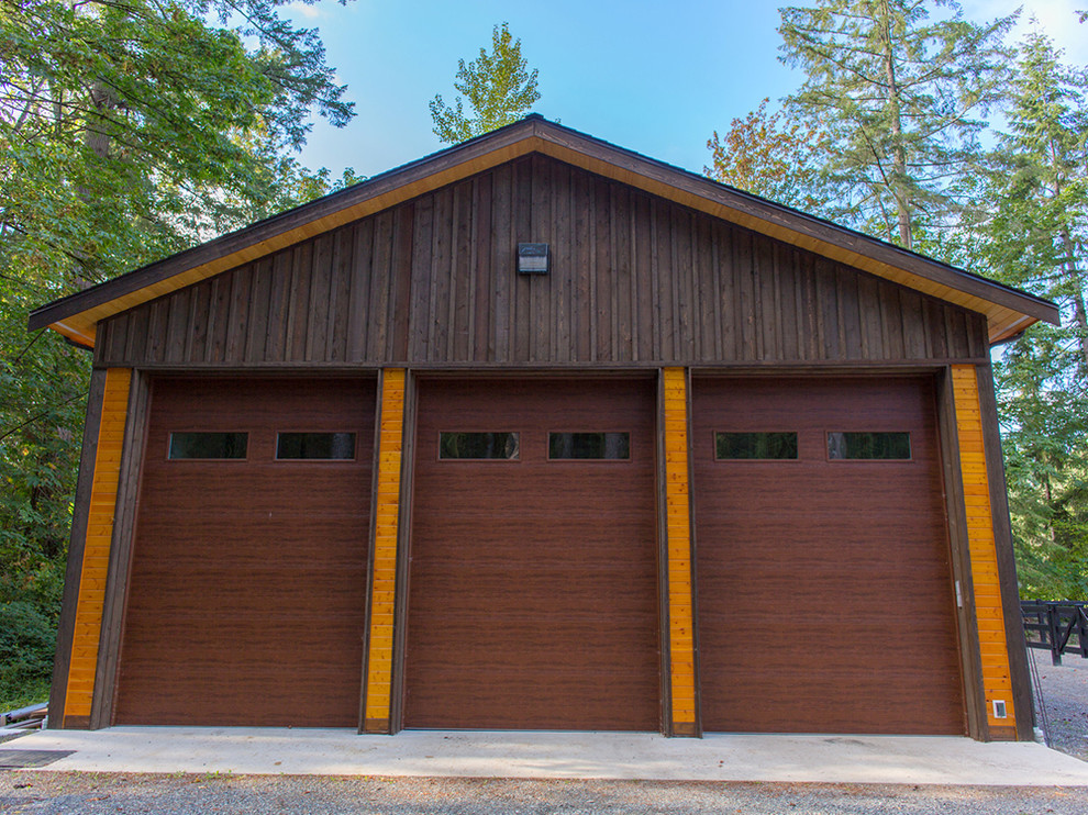 This is an example of a large traditional detached four-car workshop in Seattle.