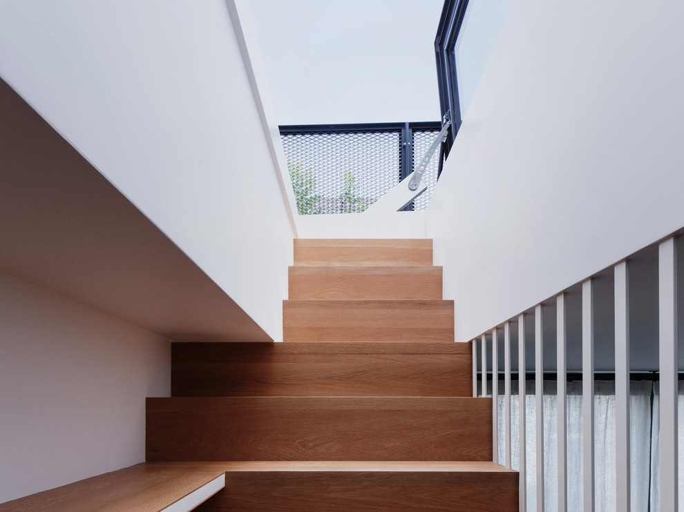На фото: лестница среднего размера в современном стиле