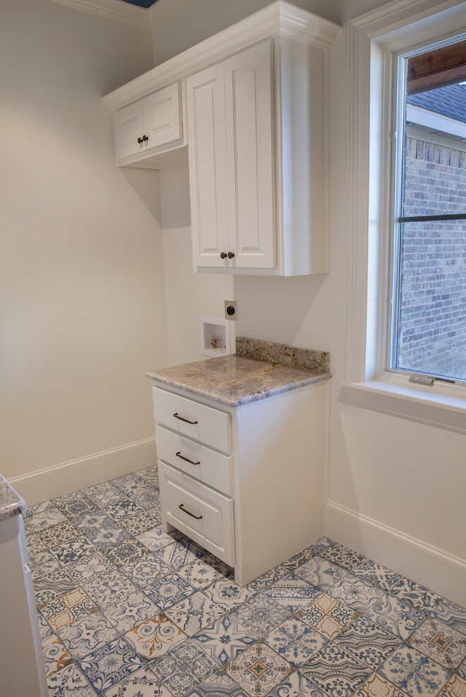Example of a transitional home design design in Dallas
