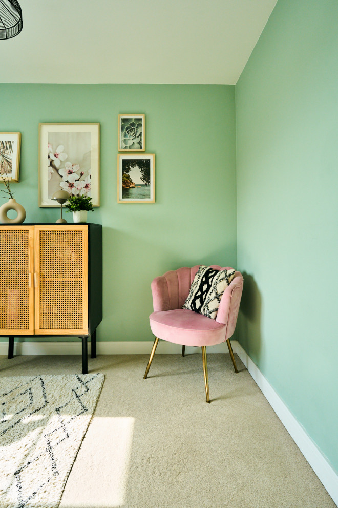 Foto di un piccolo ufficio con pareti verdi, moquette, scrivania autoportante e pavimento beige