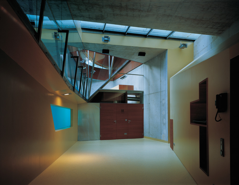 Modernes Poolhaus hinter dem Haus in Sonstige