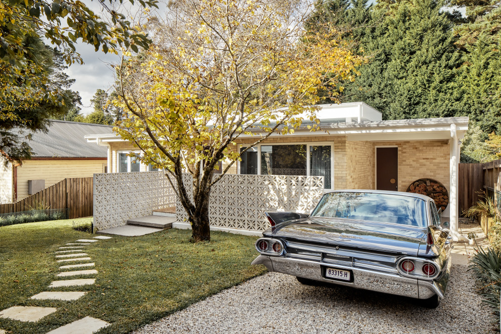 Photo of a midcentury garage in Sydney.