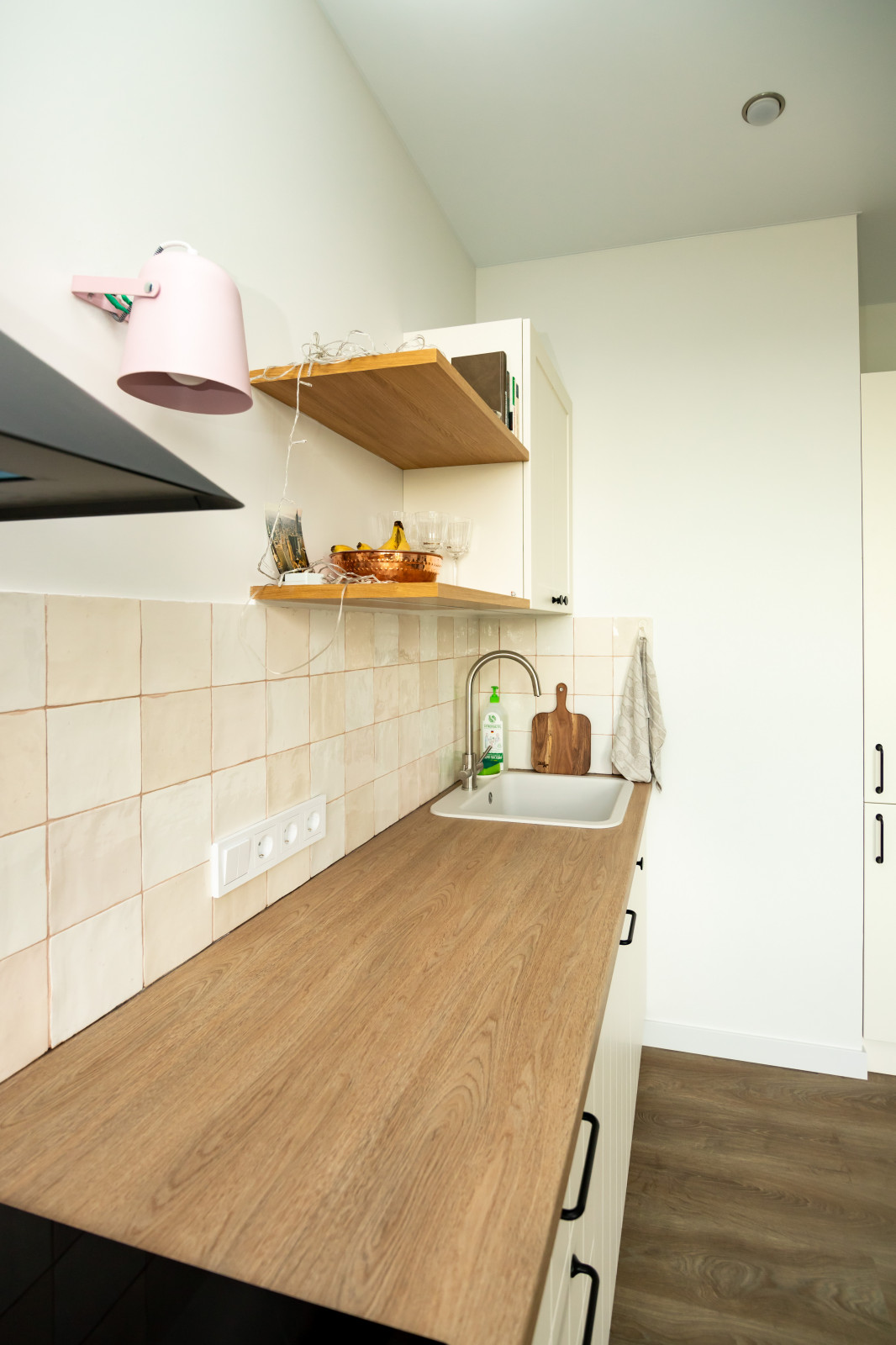 Светлая кухня в стиле скандинавский минимализм с деревянными элементами