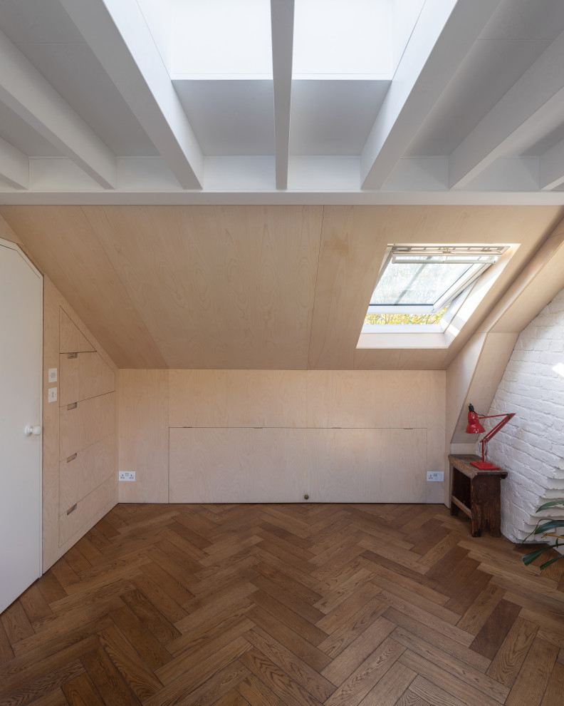 Diseño de habitación de invitados bohemia de tamaño medio con suelo de madera en tonos medios, vigas vistas y madera