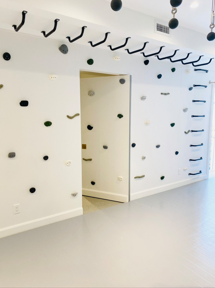 Inspiration för ett mellanstort lantligt könsneutralt barnrum kombinerat med lekrum och för 4-10-åringar, med vita väggar, ljust trägolv och grått golv