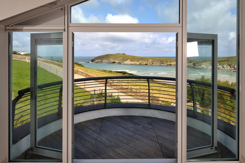 Mid-sized contemporary balcony in Cornwall with metal railing.