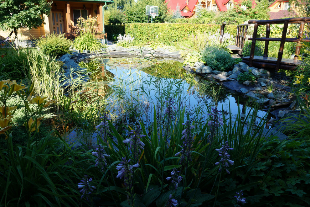 Сад с озером