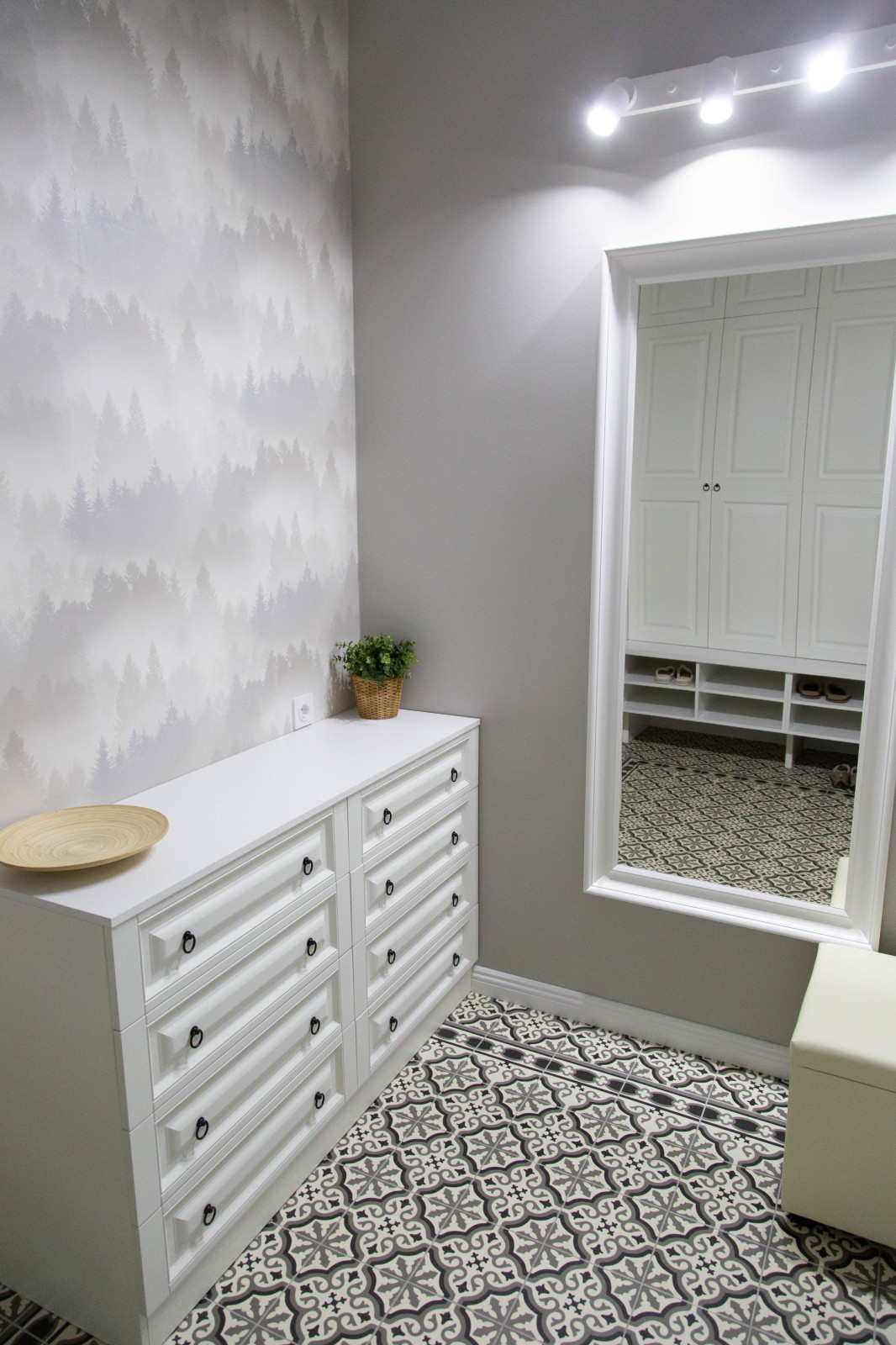 Комод и зеркало в прихожей