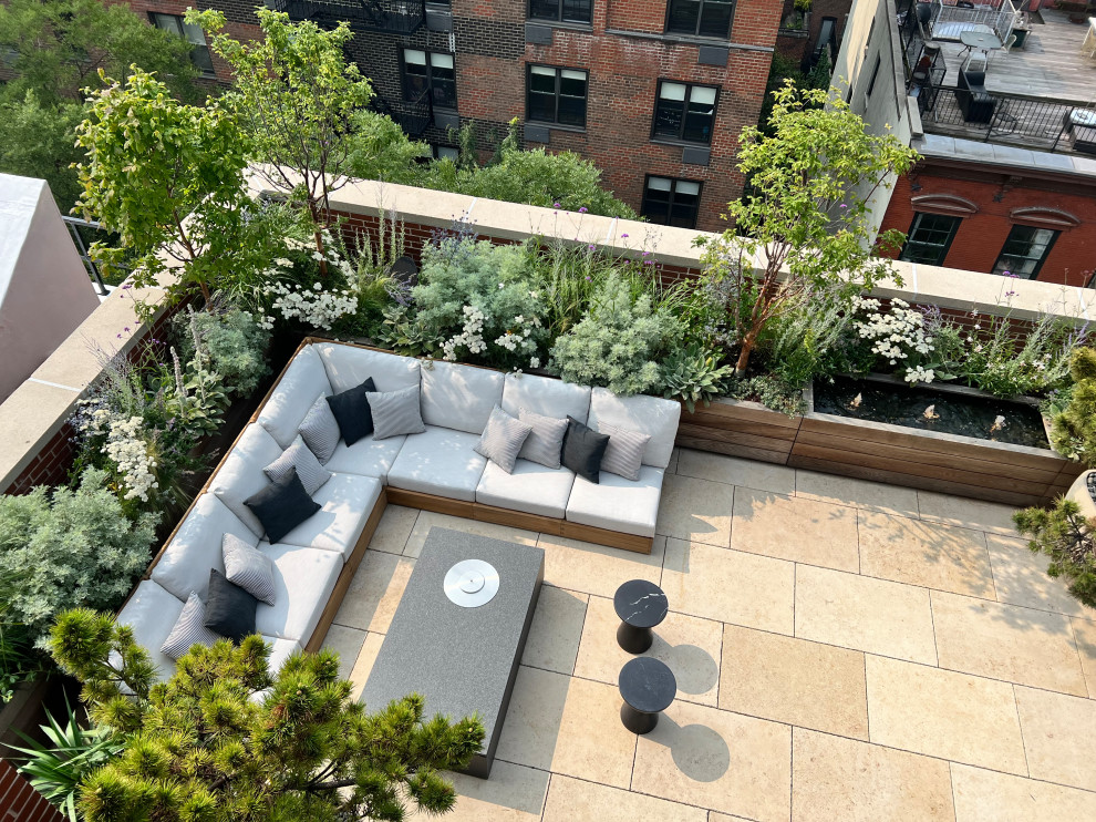 Minimalist balcony container garden photo in New York