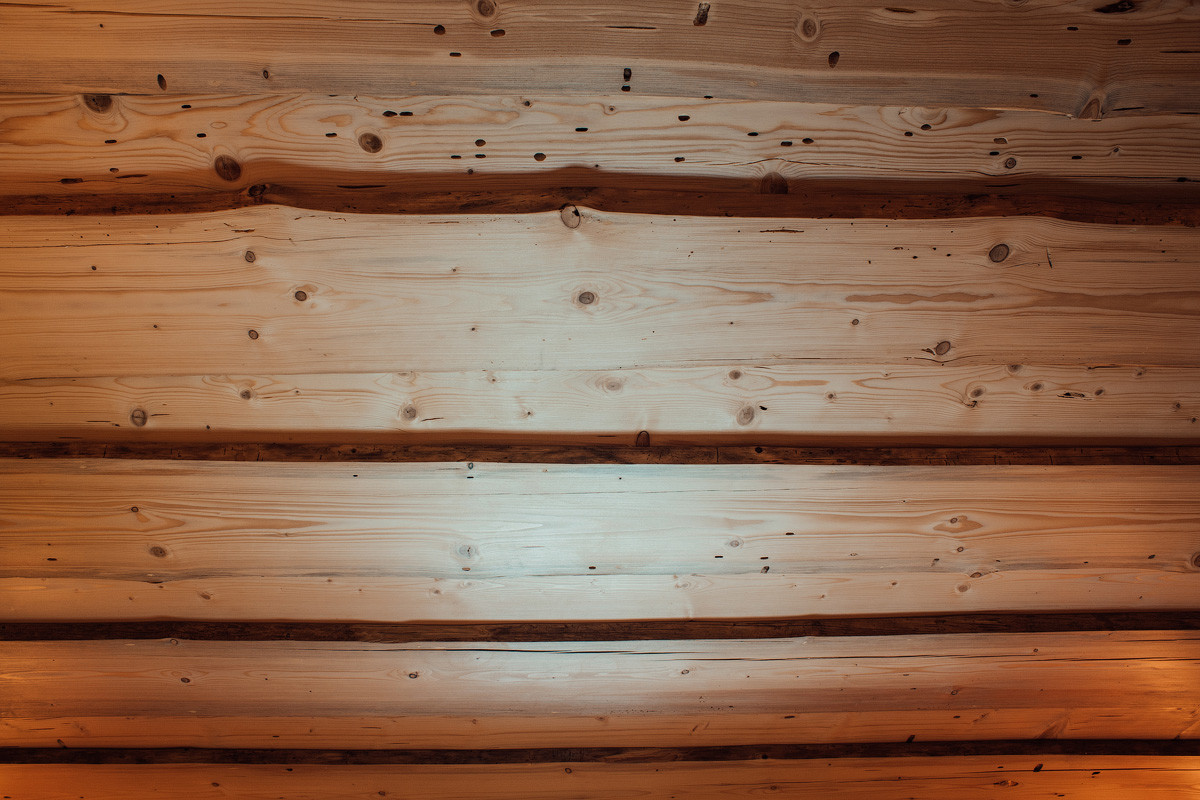 Сухостойная доска на стенах в парной.