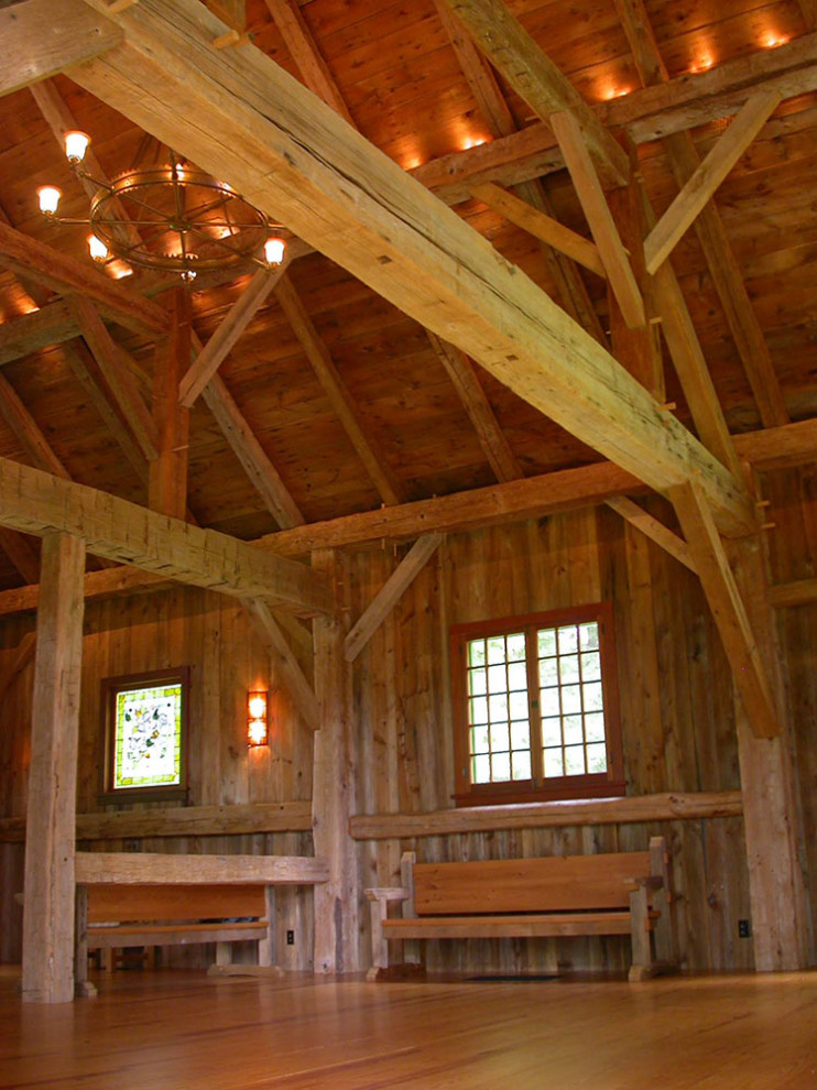 Inspiration for a mid-sized rustic home design remodel