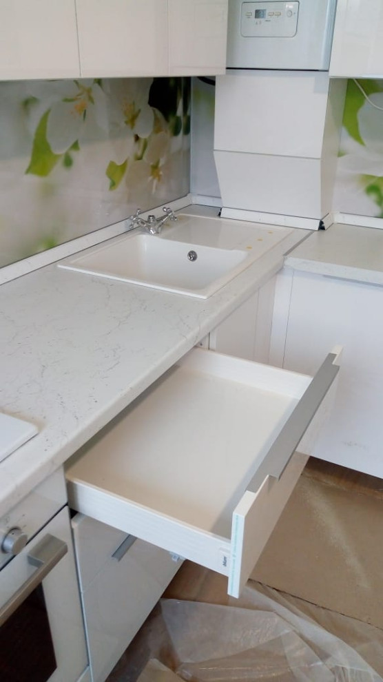 Кухня акриловая с газовым котлом