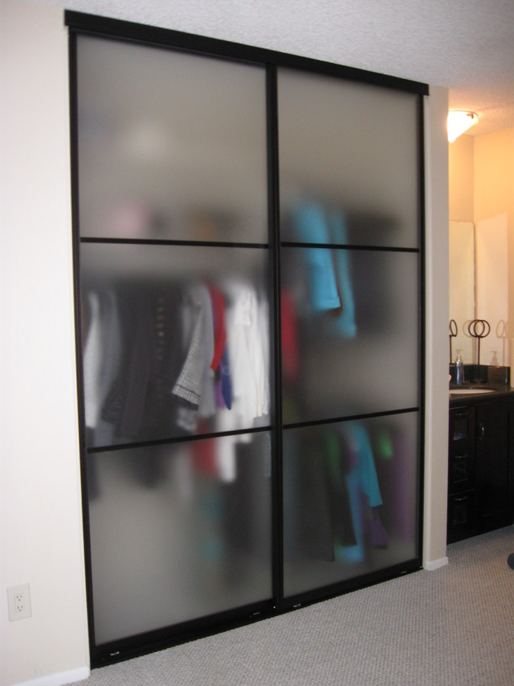 Inspiration for a small eclectic gender-neutral built-in wardrobe in Los Angeles with carpet and grey floor.