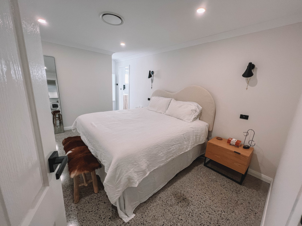 На фото: хозяйская спальня среднего размера в скандинавском стиле с белыми стенами, бетонным полом, серым полом, деревянным потолком и деревянными стенами с