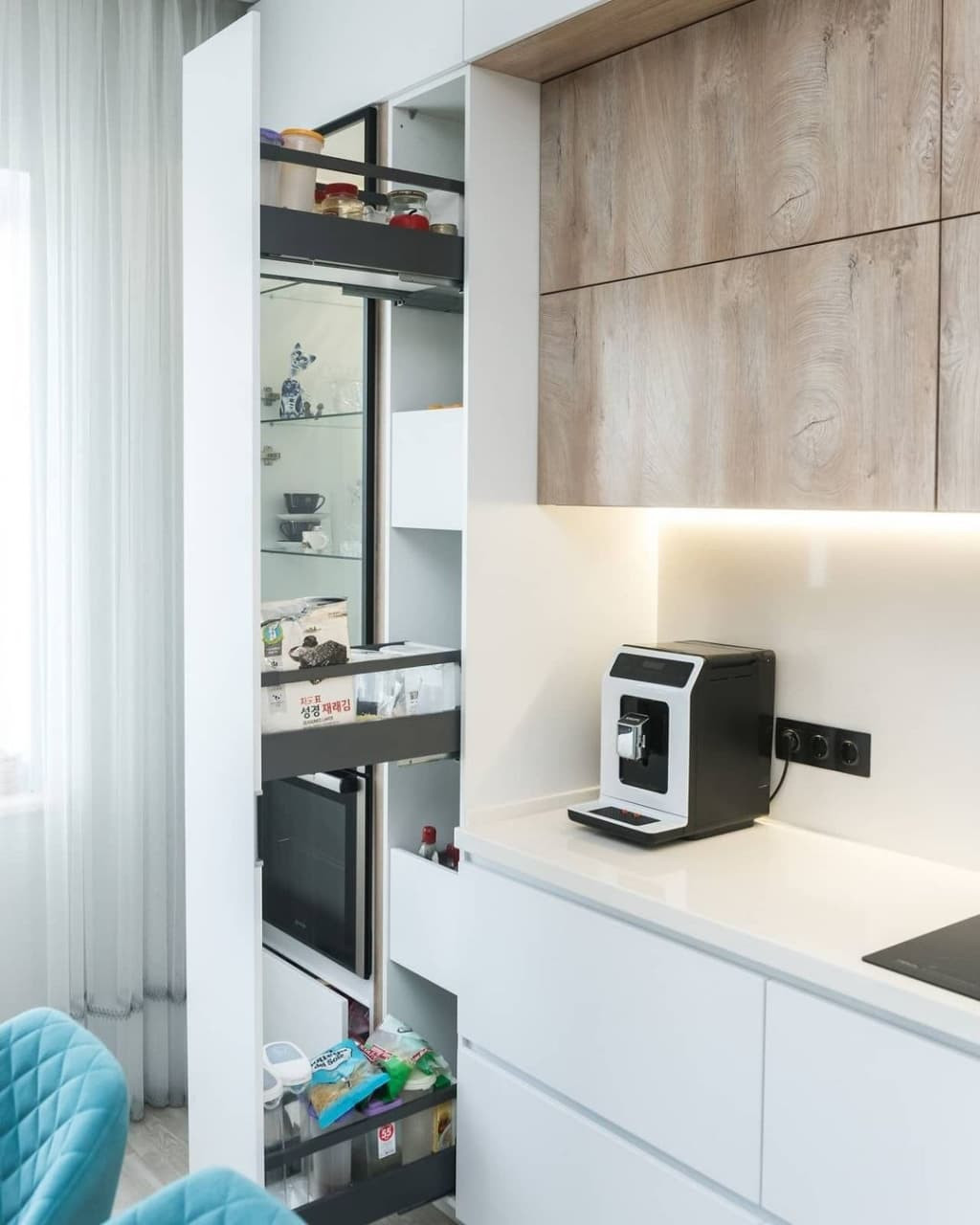 Белая угловая кухня со стеклянной витриной и бутылочницей