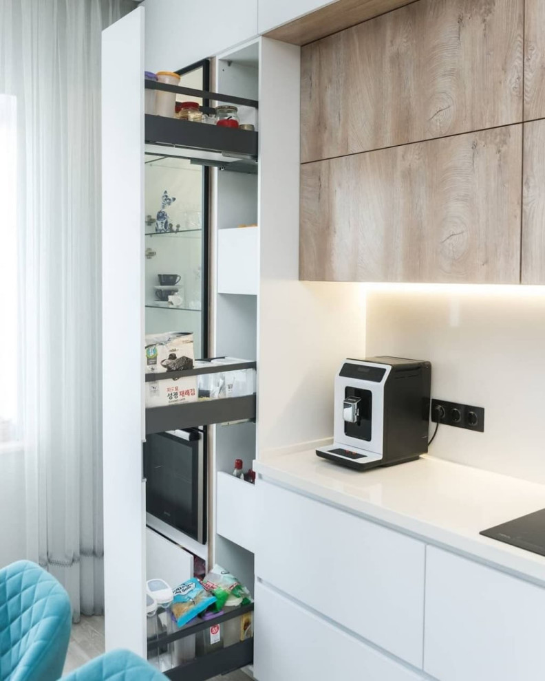 Белая угловая кухня со стеклянной витриной и бутылочницей