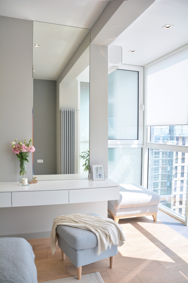 Стильная квартира для молодой семьи! Светлая и просторная спальня с витражным ос