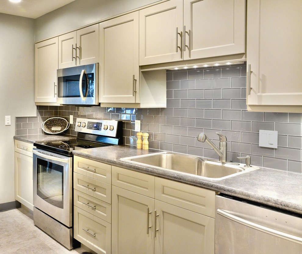 Example of a transitional kitchen design in Cleveland
