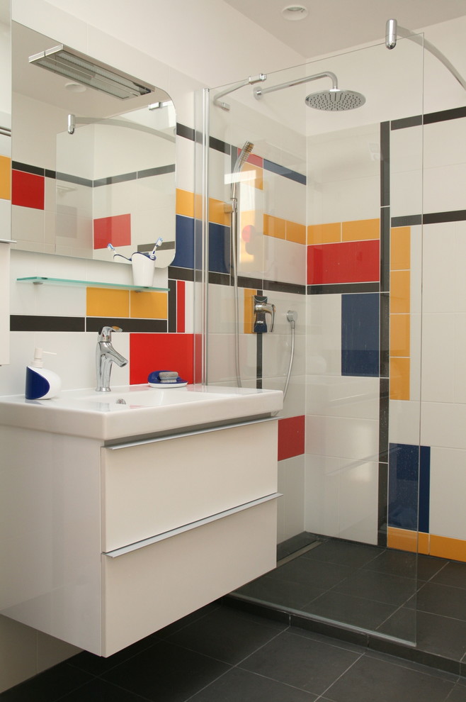 This is an example of a contemporary master bathroom in Paris.