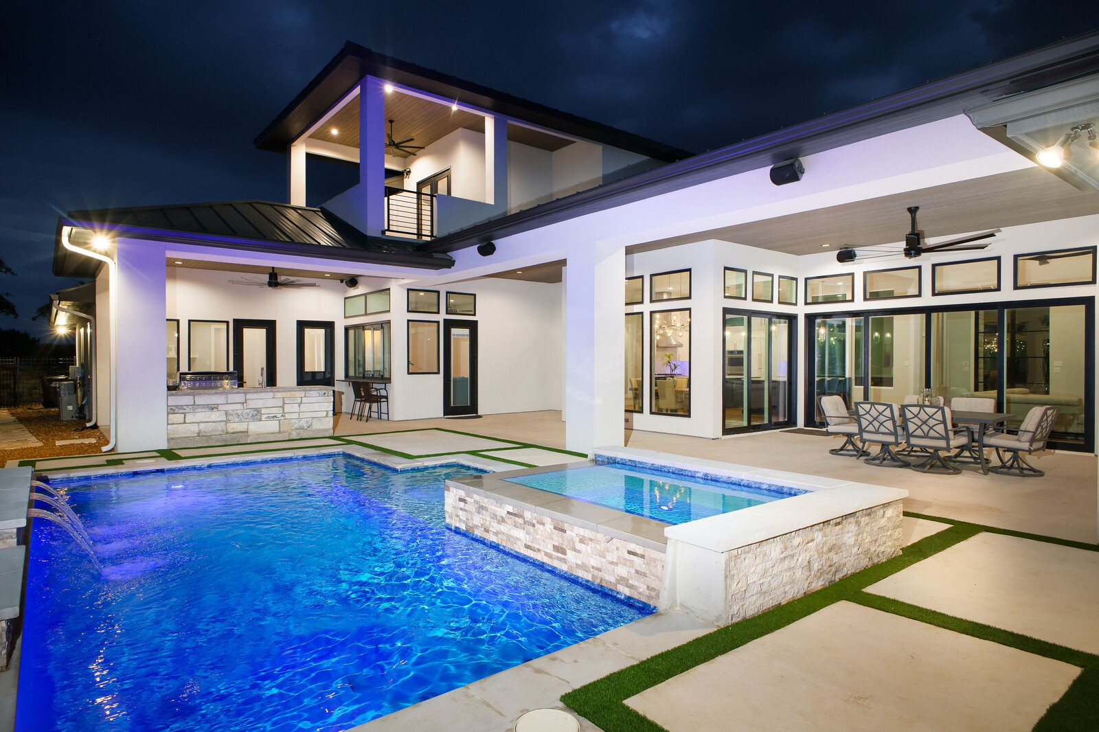 Modern: 4,950 ft², 4 BR/4 BA/2 ST home