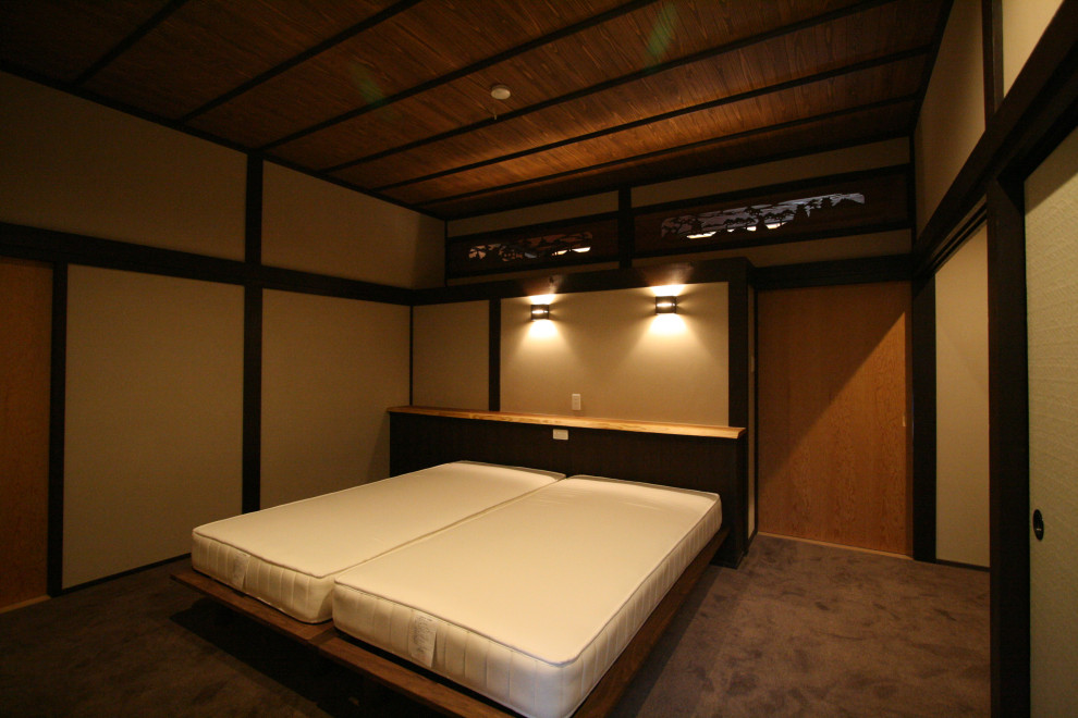 Mittelgroßes Hauptschlafzimmer ohne Kamin mit beiger Wandfarbe, Teppichboden, braunem Boden und Kassettendecke in Sonstige