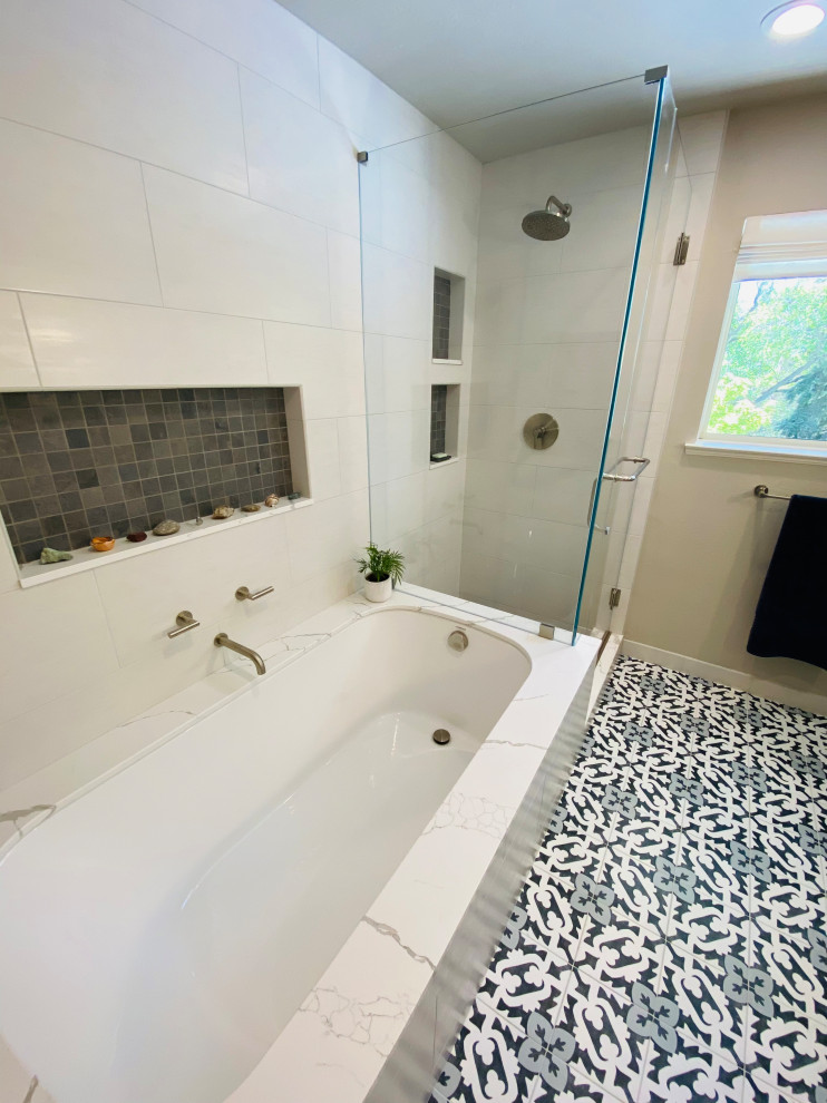 Idées déco pour une salle de bain principale campagne de taille moyenne avec un placard à porte shaker, une baignoire encastrée, une douche d'angle, WC à poser, un carrelage beige, des carreaux de porcelaine, un mur vert, un sol en carrelage de céramique, un lavabo encastré, un plan de toilette en quartz modifié, un sol multicolore, une cabine de douche à porte battante, un plan de toilette blanc, une niche, meuble simple vasque et meuble-lavabo encastré.
