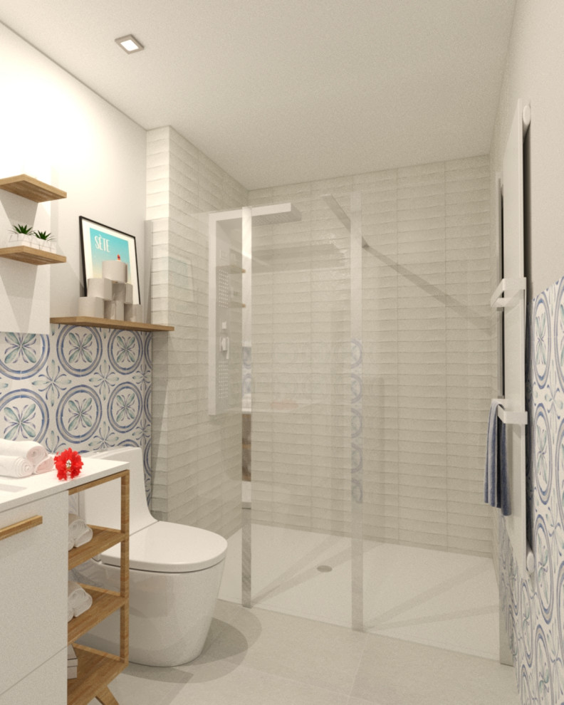 Inspiration för ett litet vit vitt badrum med dusch, med vita skåp, en kantlös dusch, en toalettstol med hel cisternkåpa, blå kakel, keramikplattor, vita väggar, klinkergolv i keramik, ett konsol handfat, vitt golv och med dusch som är öppen