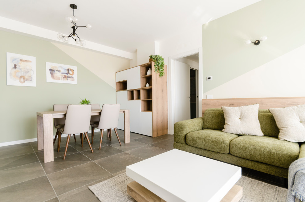 Foto di un soggiorno contemporaneo di medie dimensioni e chiuso con pareti multicolore, pavimento in gres porcellanato, nessun camino, parete attrezzata e pavimento marrone