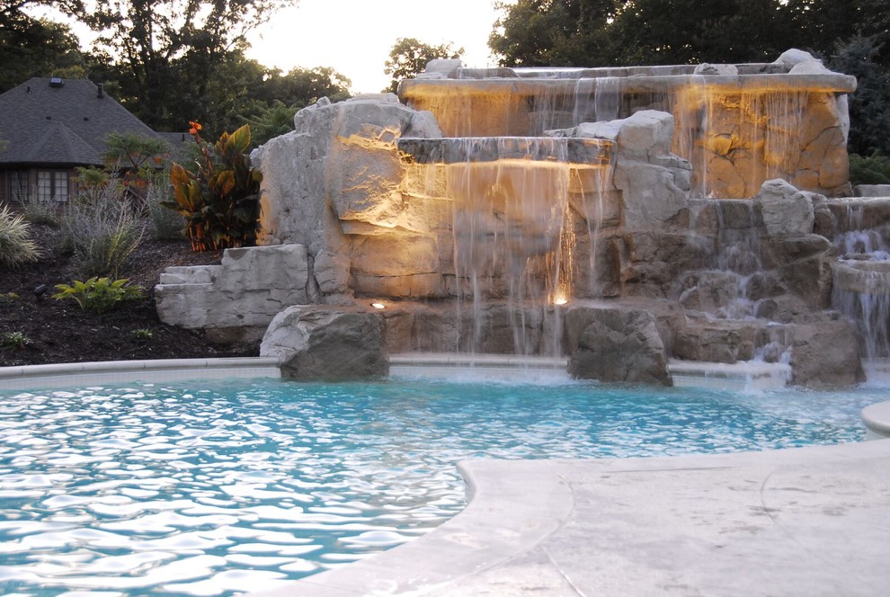 Inspiration for a transitional pool remodel in Cedar Rapids