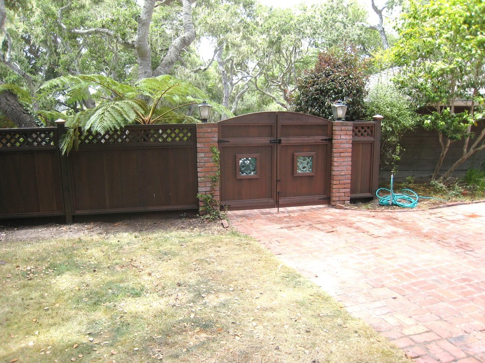 Design ideas for a large transitional courtyard garden in Sacramento with a garden path and brick pavers.