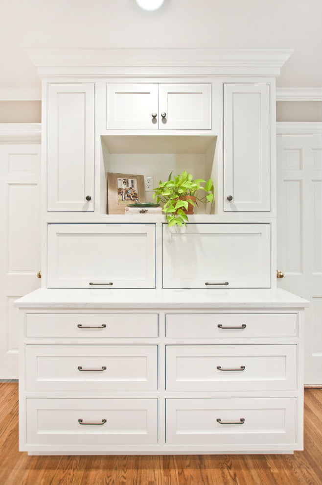 Example of a transitional kitchen design in Nashville