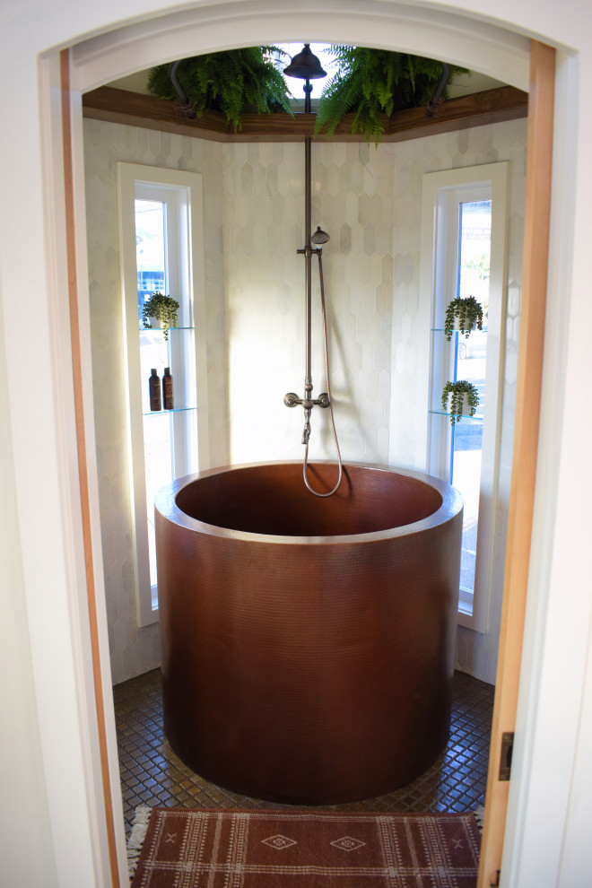 Diseño de cuarto de baño principal y flotante pequeño con bañera exenta, ducha abierta, paredes blancas, suelo de baldosas de cerámica, suelo marrón, ducha con cortina y vigas vistas
