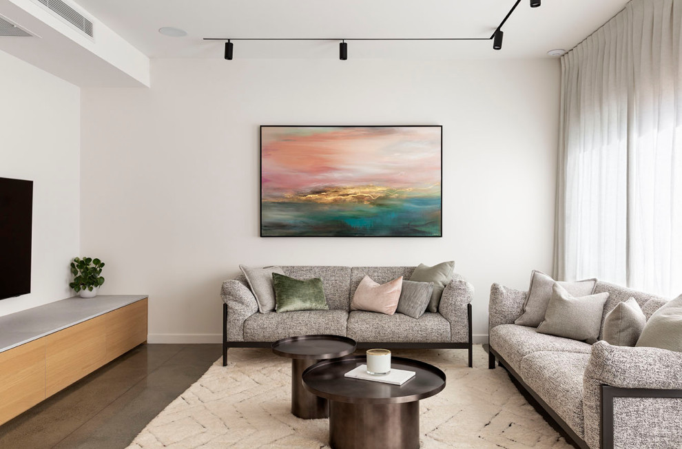 Foto di un soggiorno minimal di medie dimensioni e aperto con pareti bianche, pavimento in cemento, TV a parete e pareti in legno